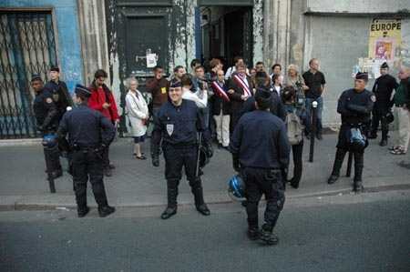 Encerclement de l'entrée de l'immeuble