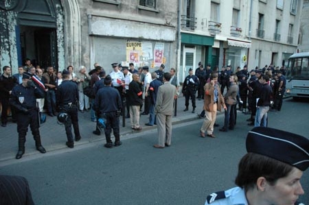 La rue est maintenant coupée...