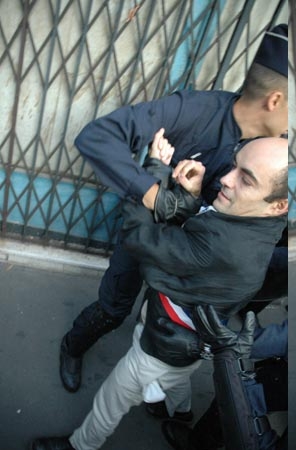 Manu militari (2)