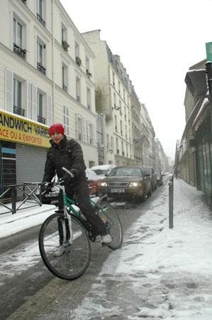 A vélo, rue de Coulmiers