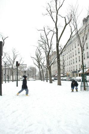 Bagarre de boules de neige place Jacques Demy
