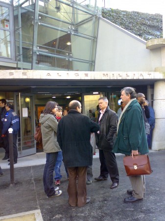 ...Le quartier se presse...