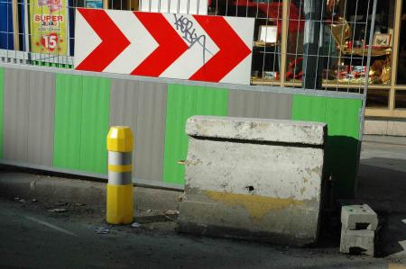 En sursis (les plots jaunes sont temporaires)
