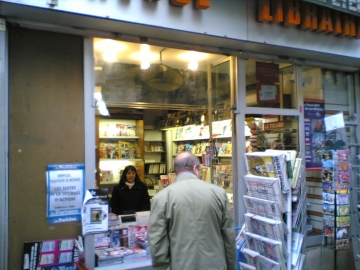 medium_marchand_de_journaux_metro_plaisance_paris_14.jpg