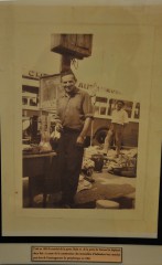 Paris14 Puces de Vanves Brocanteur*.JPG